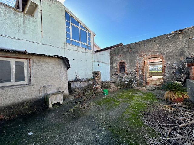 Casa indipendente con giardino a Barcellona Pozzo di Gotto