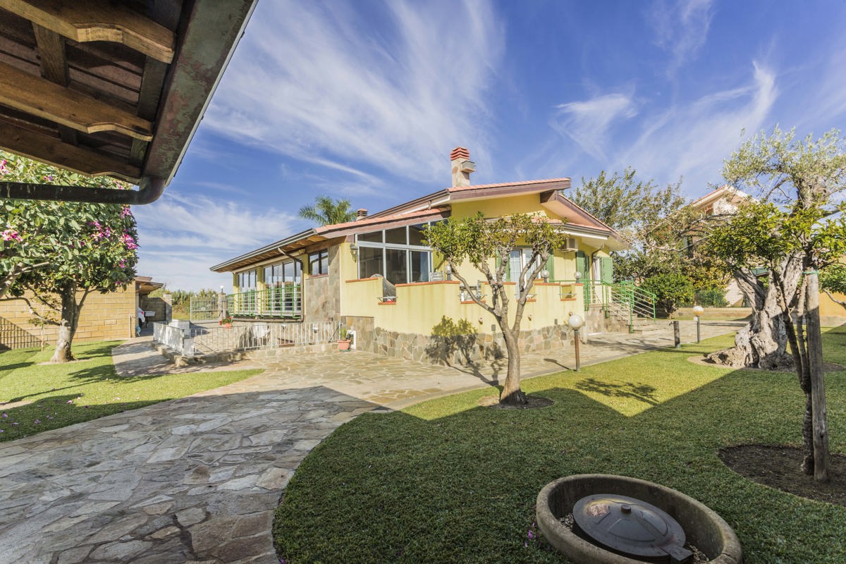 Villa con giardino a Barcellona Pozzo di Gotto