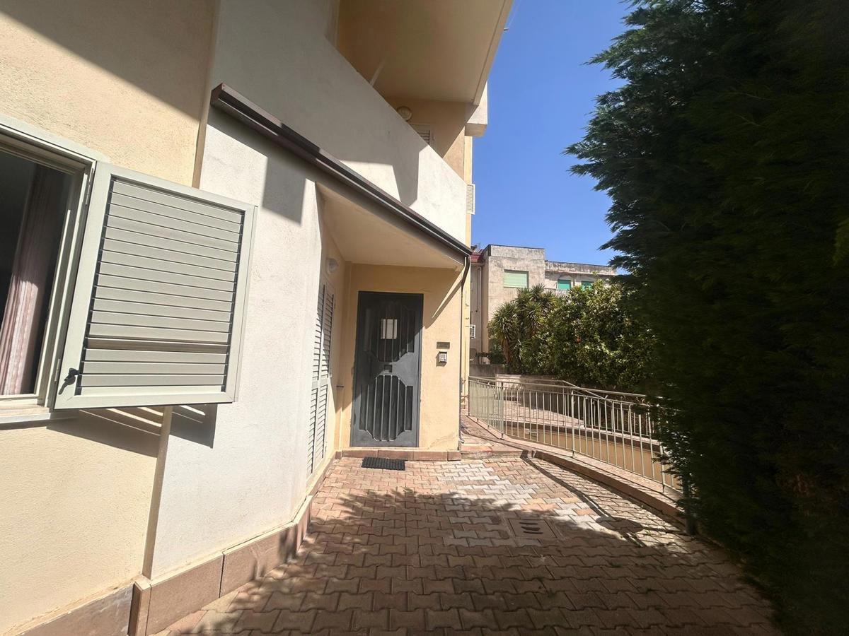Ufficio con box doppio a Barcellona Pozzo di Gotto