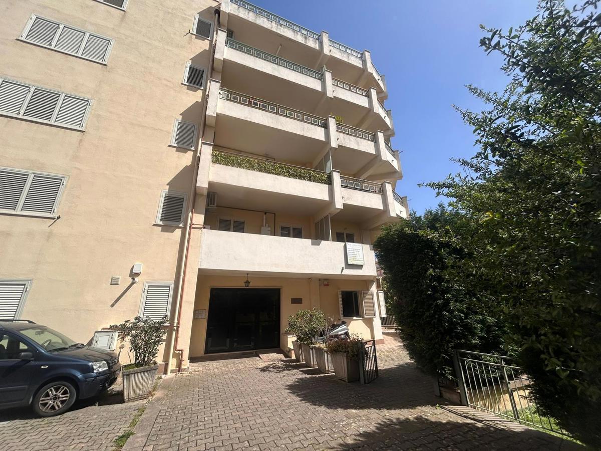 Ufficio con box doppio a Barcellona Pozzo di Gotto
