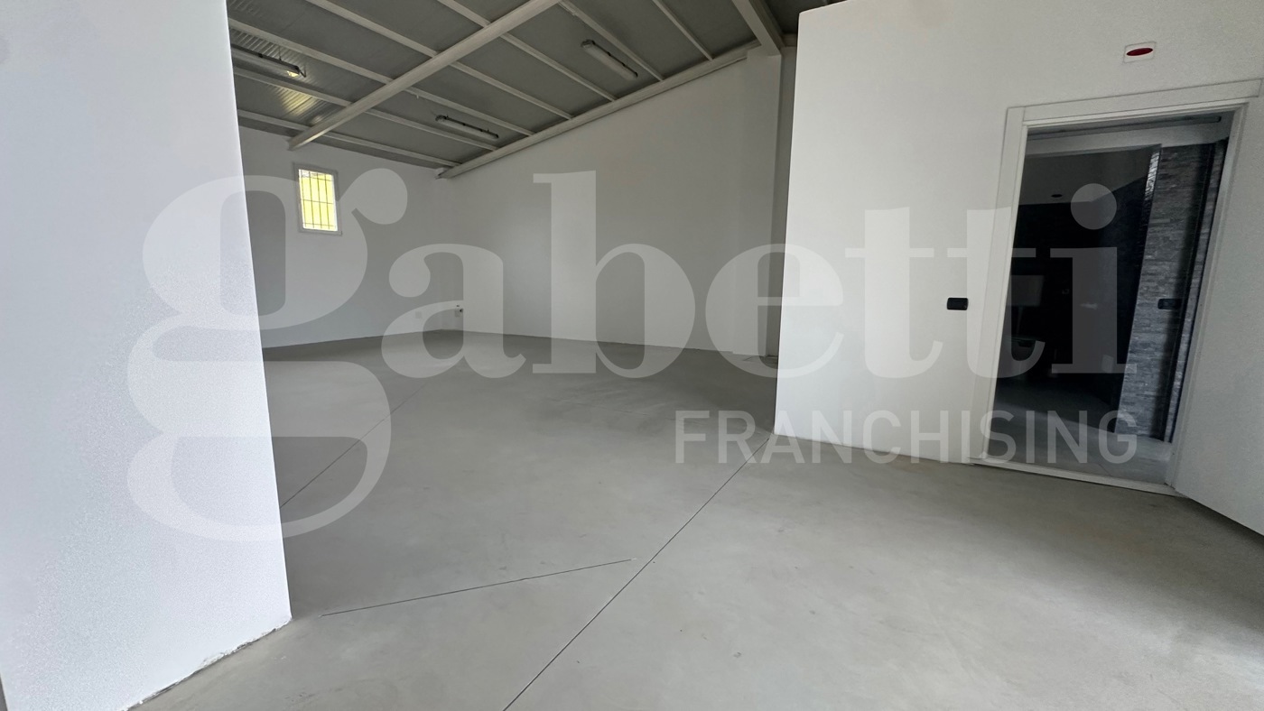 Capannone con box doppio a Milano