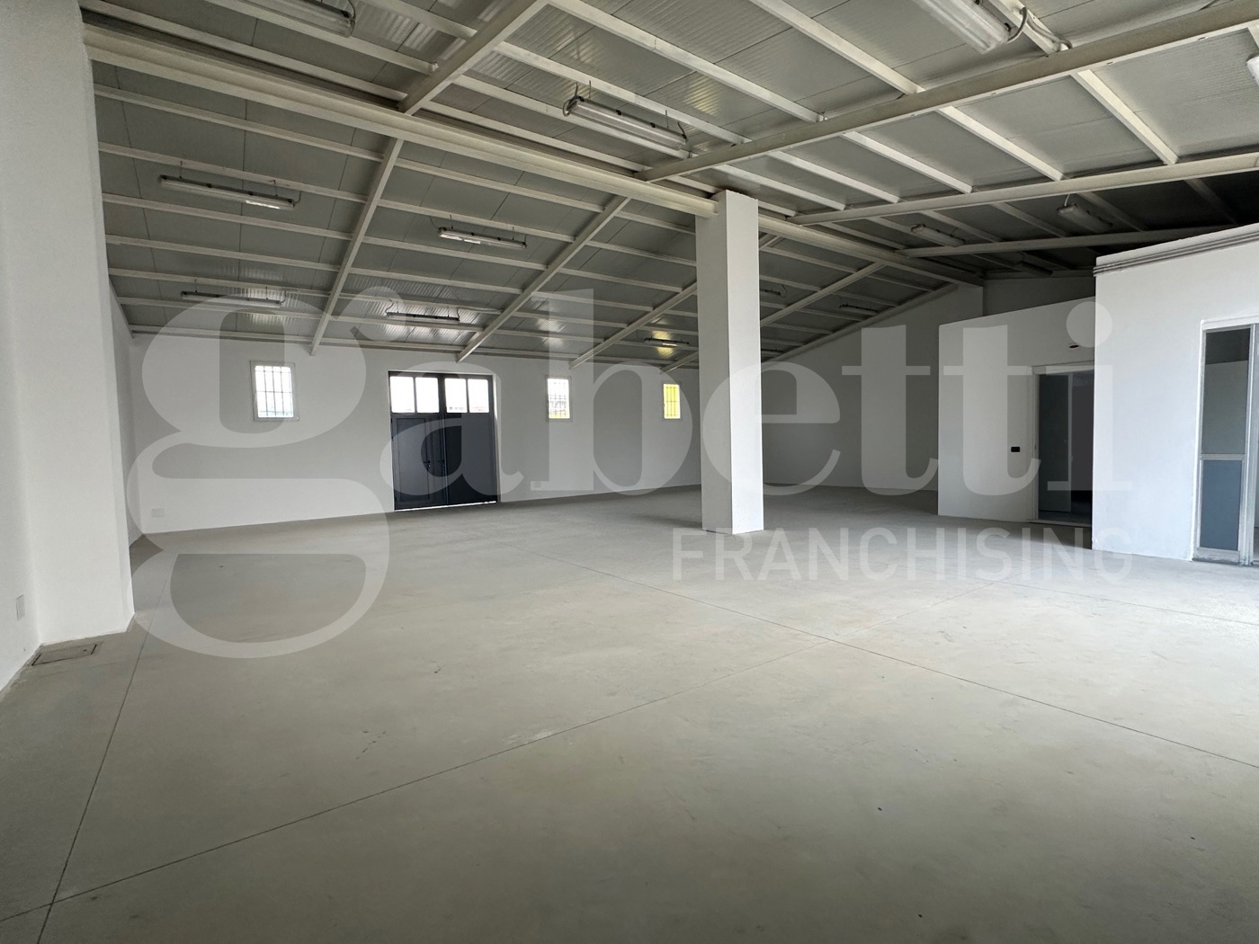 Capannone con box doppio a Milano