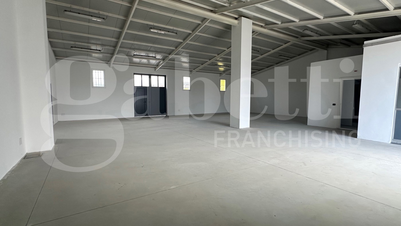 Capannone con box doppio a Milano