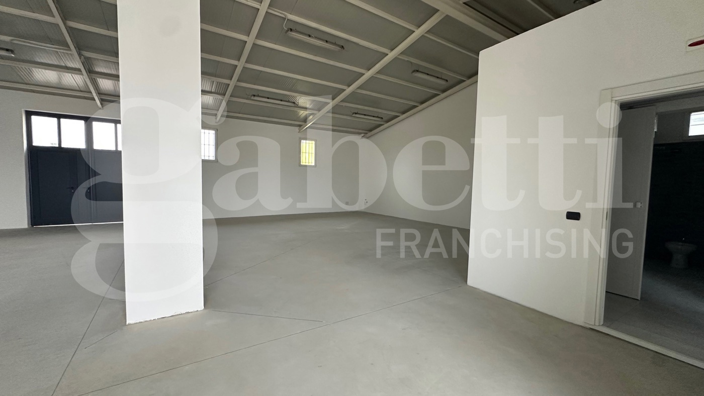 Capannone con box doppio a Milano