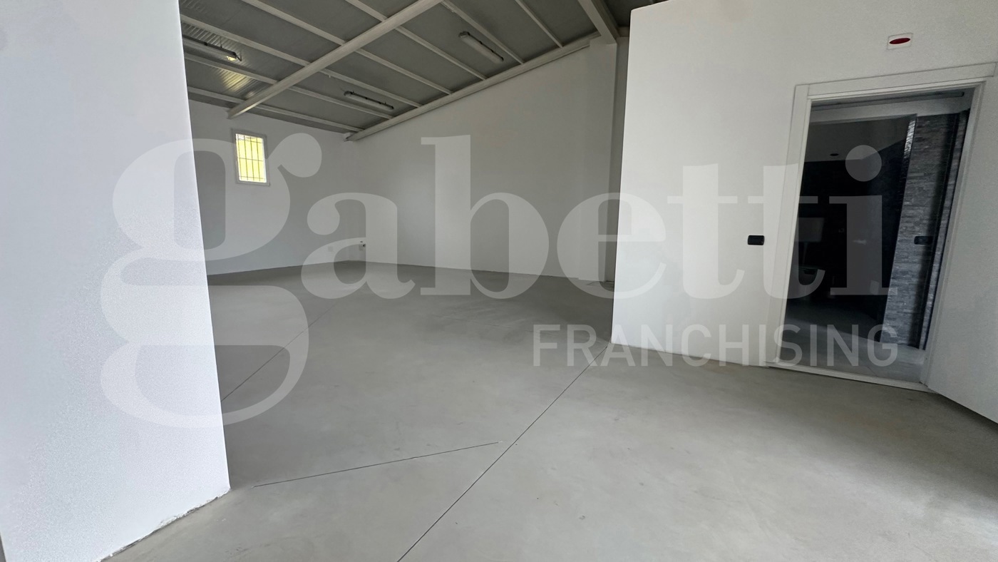 Capannone con box doppio a Milano