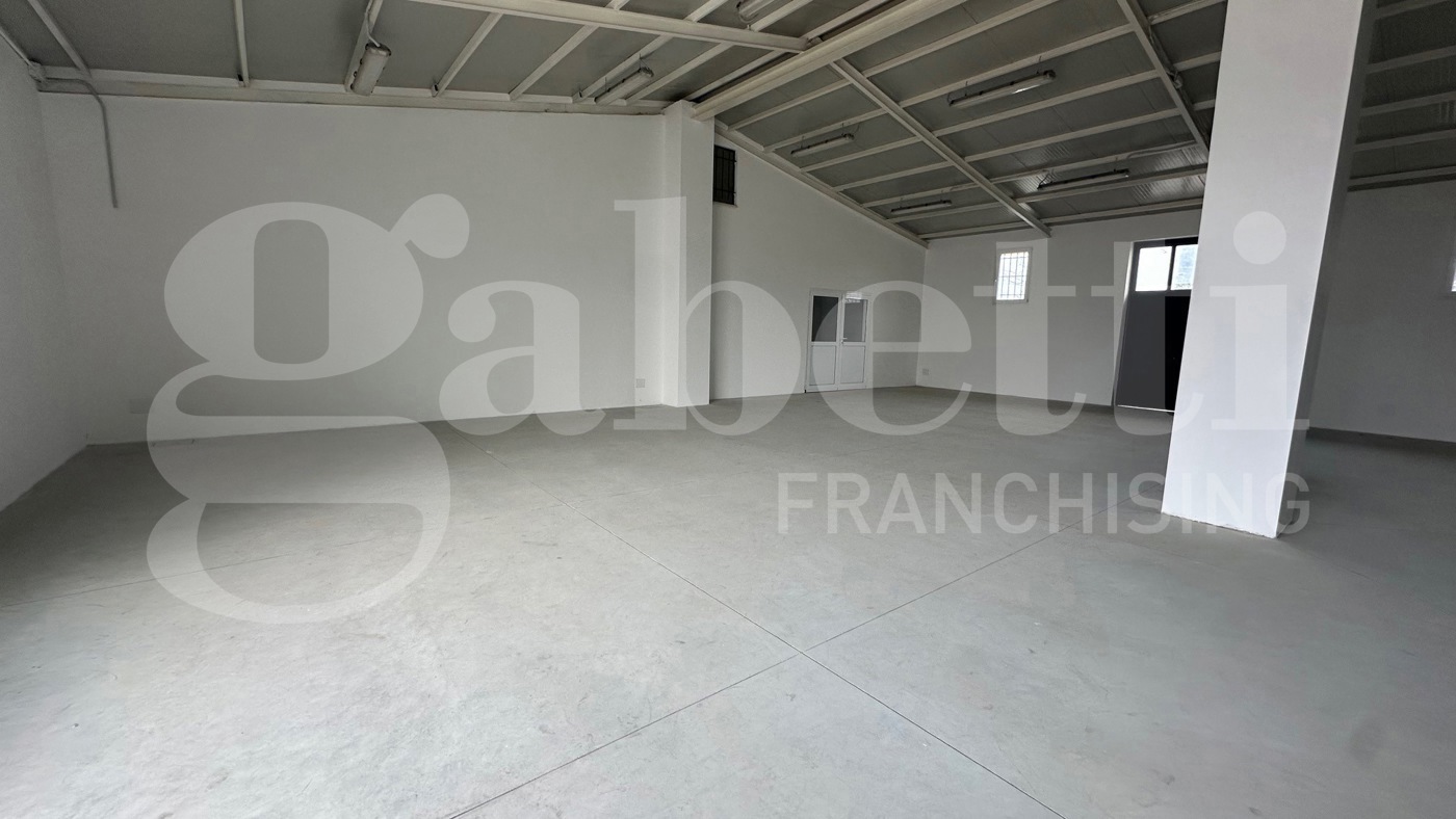 Capannone con box doppio a Milano