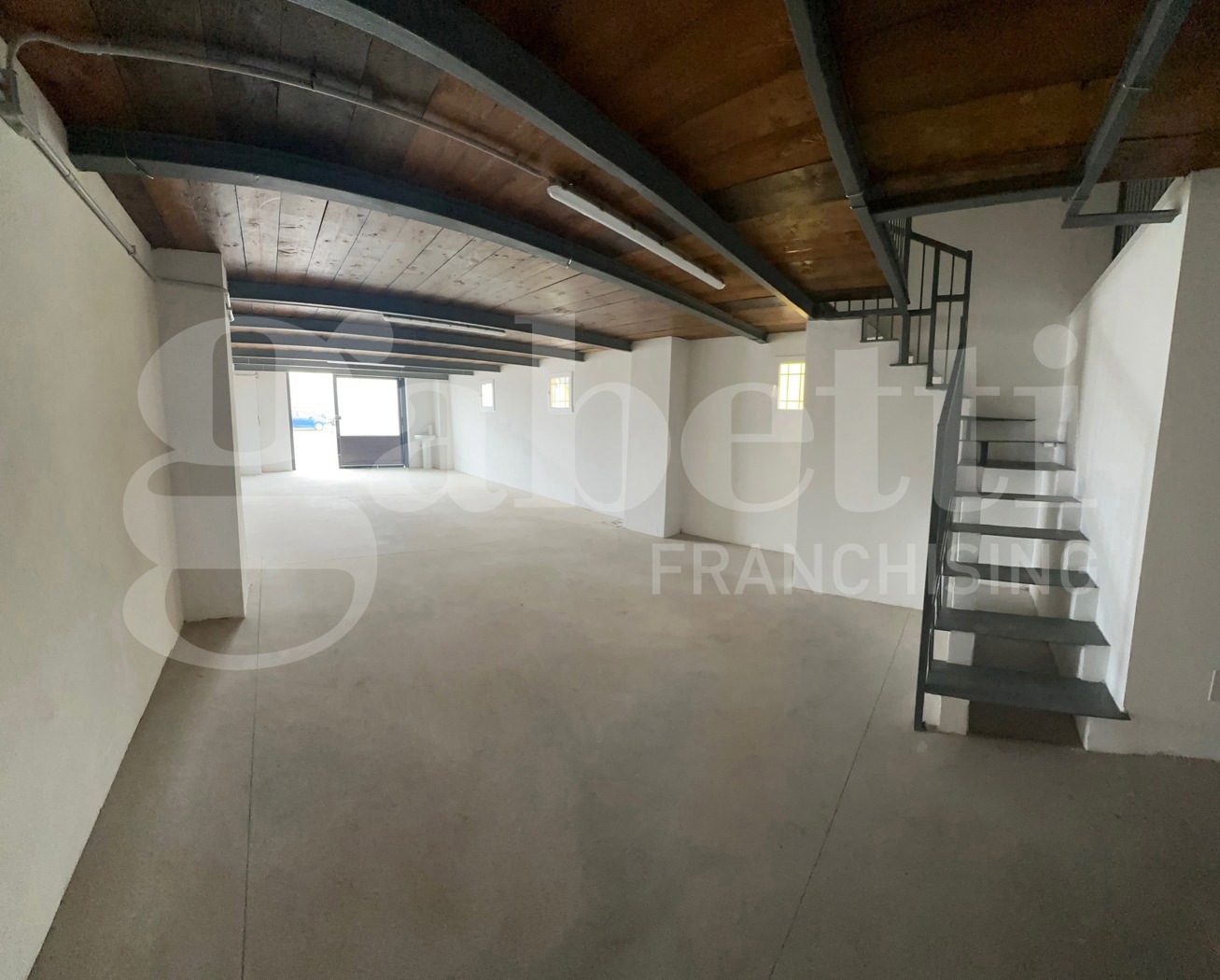 Capannone con box doppio a Milano