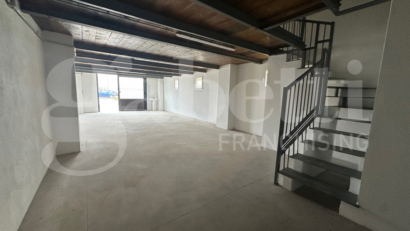 Capannone con box doppio a Milano