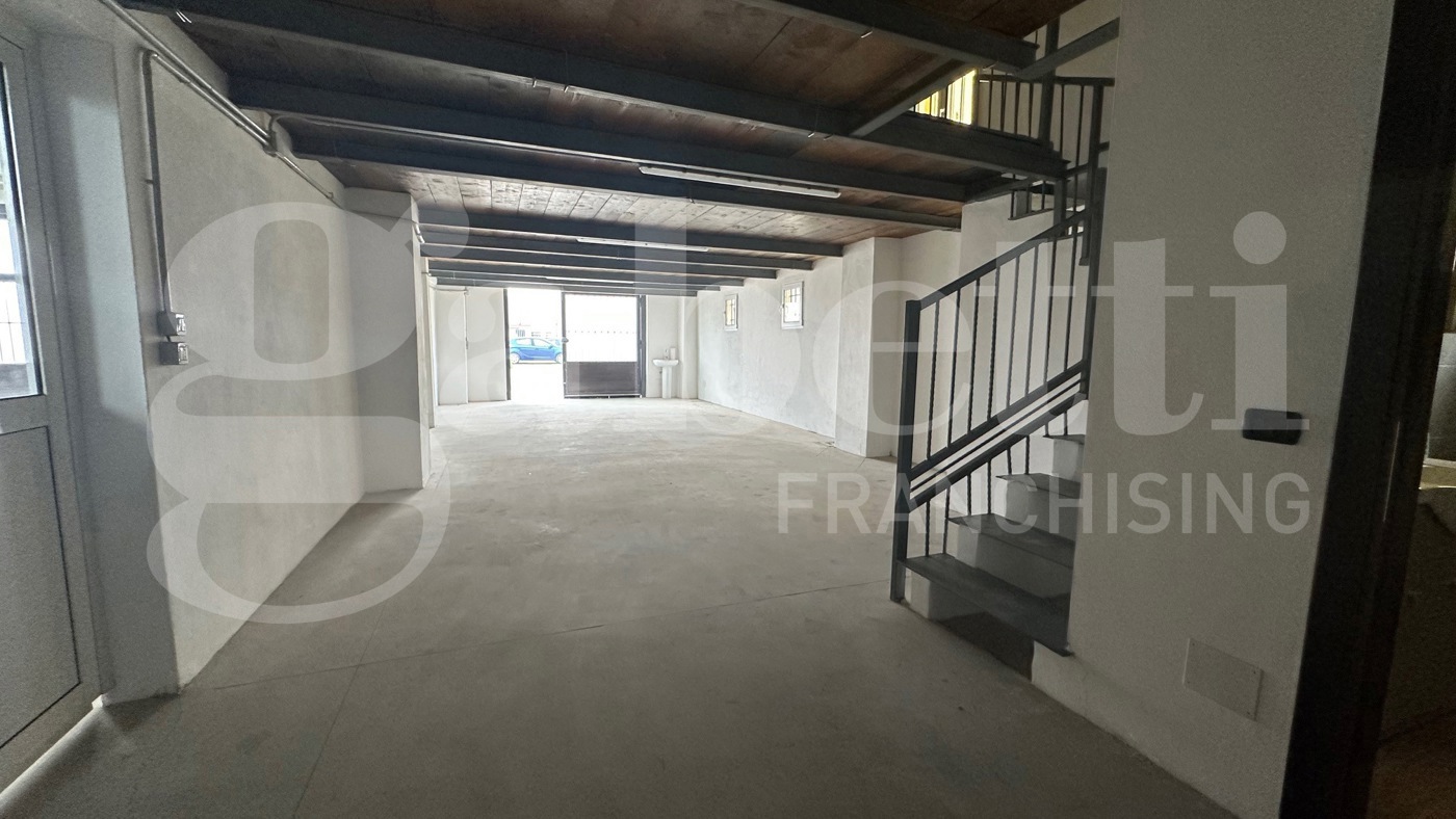 Capannone con box doppio a Milano