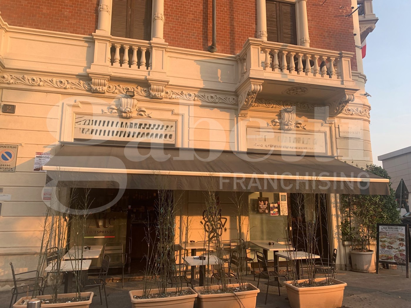 Attivit� commerciale Bar e tabacchi in vendita a Milano