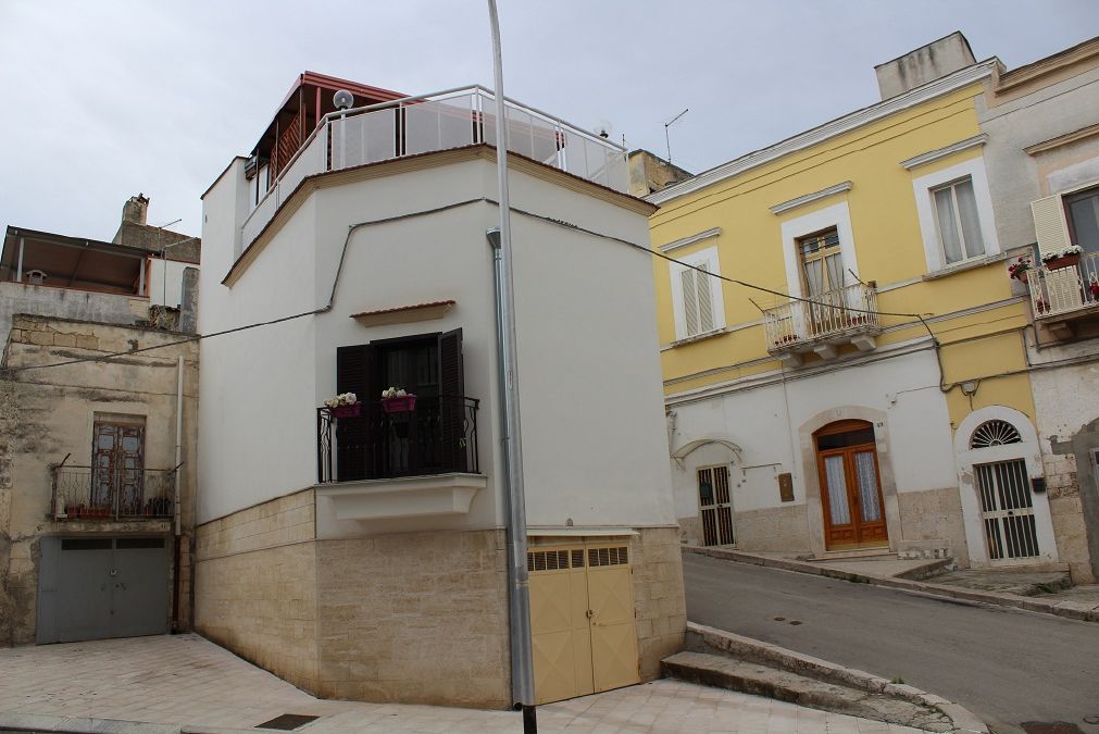 Casa indipendente con box a Canosa di Puglia