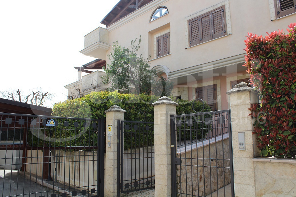 Villa con box a Canosa di Puglia