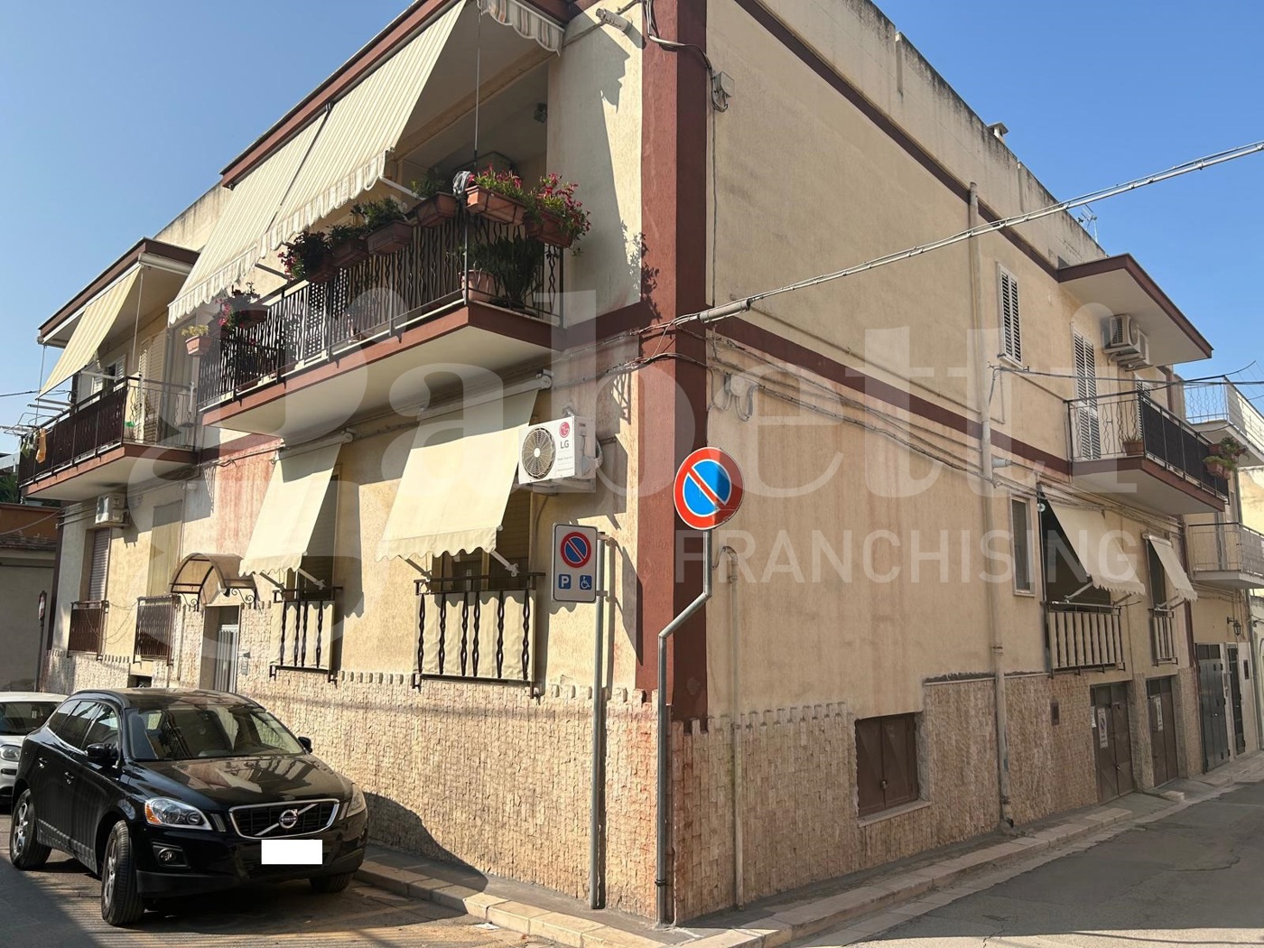 Appartamento con box a Canosa di Puglia