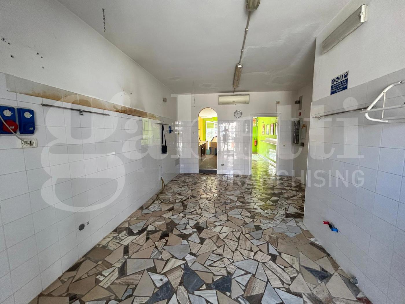 Negozio in vendita a Canosa di Puglia