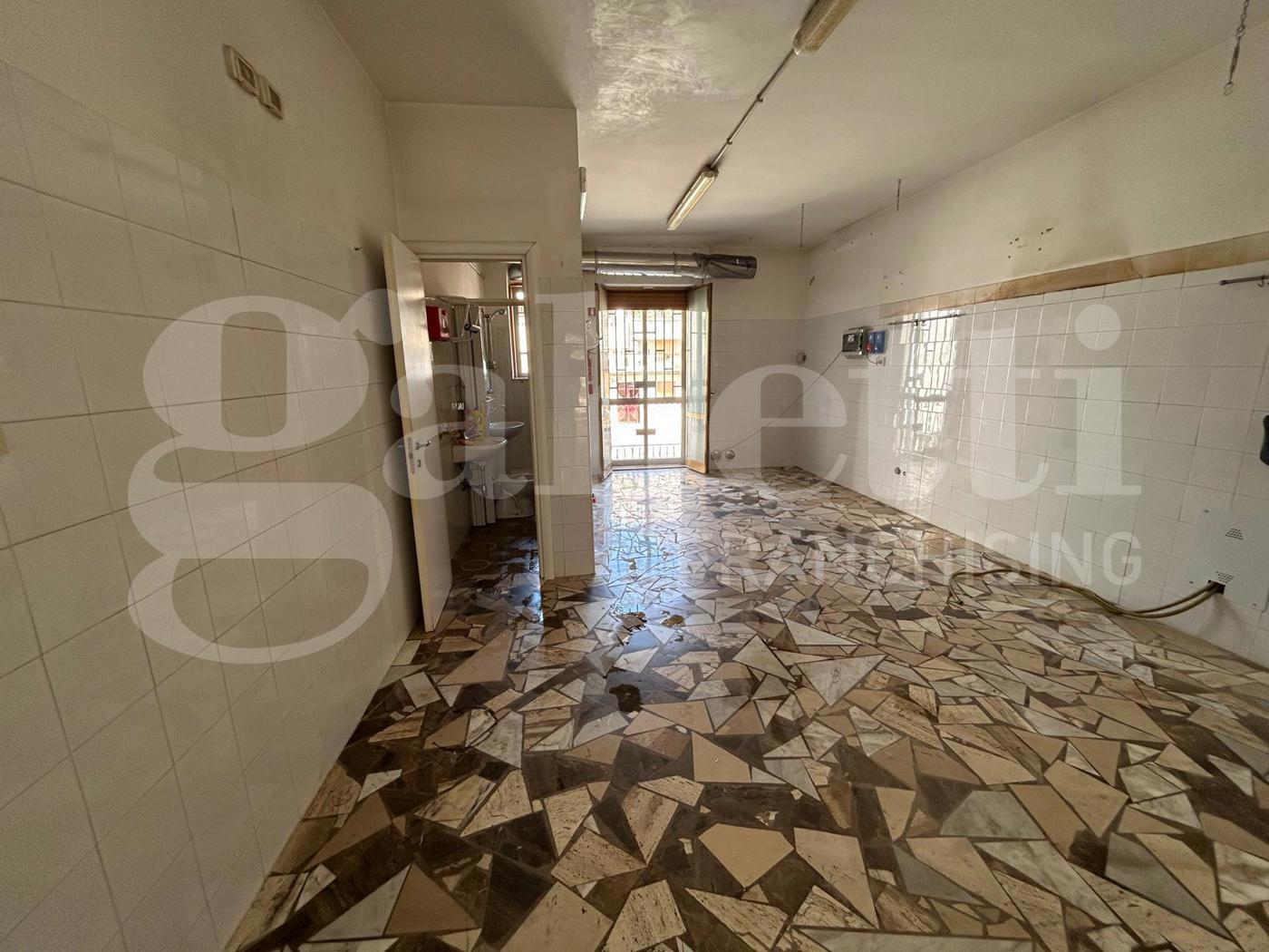 Negozio in vendita a Canosa di Puglia