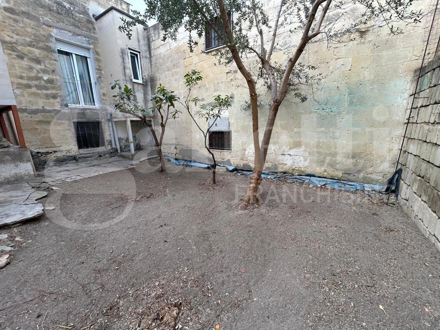 Casa indipendente con giardino a Canosa di Puglia