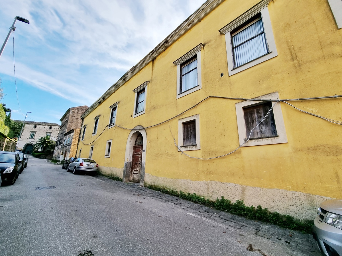 Stabile/Palazzo in vendita a Caserta