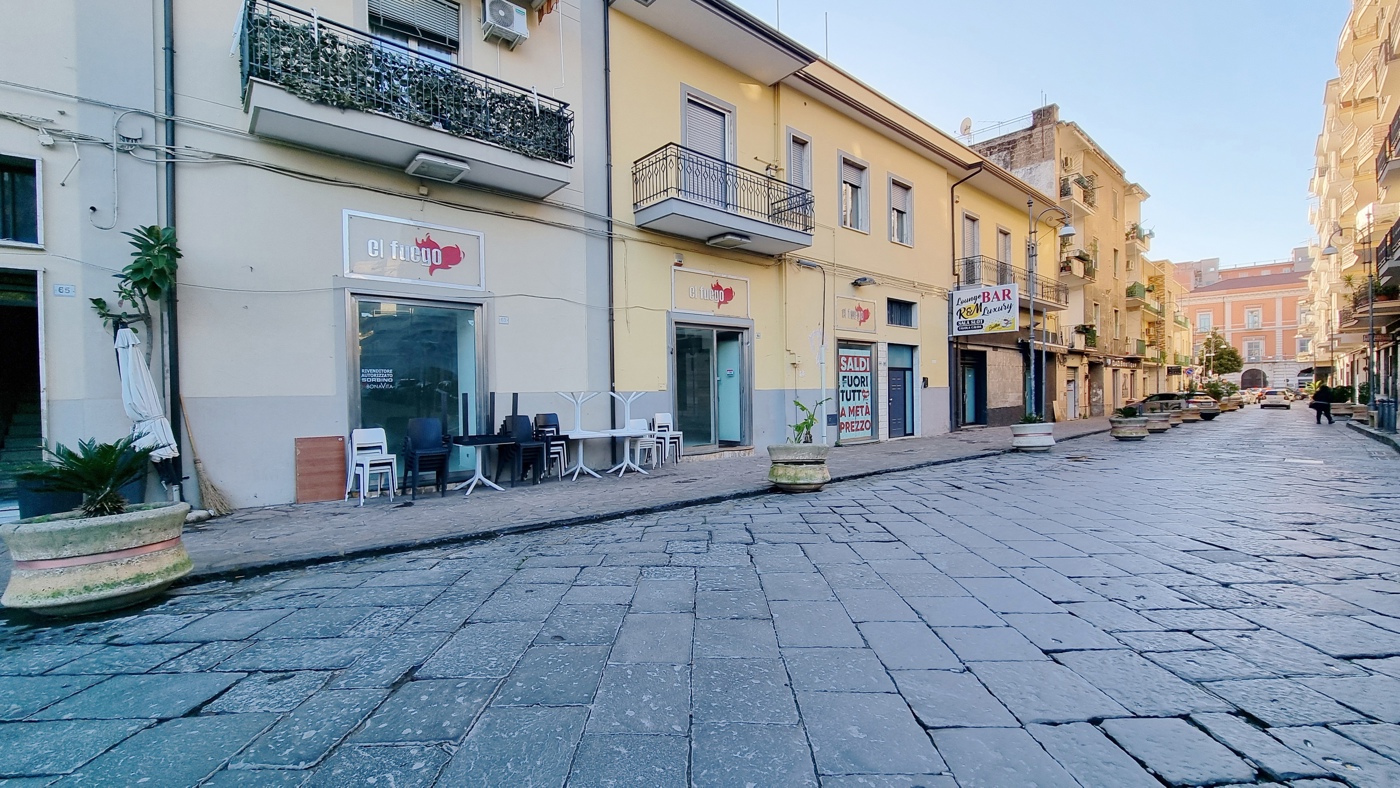 Negozio in affitto a Maddaloni