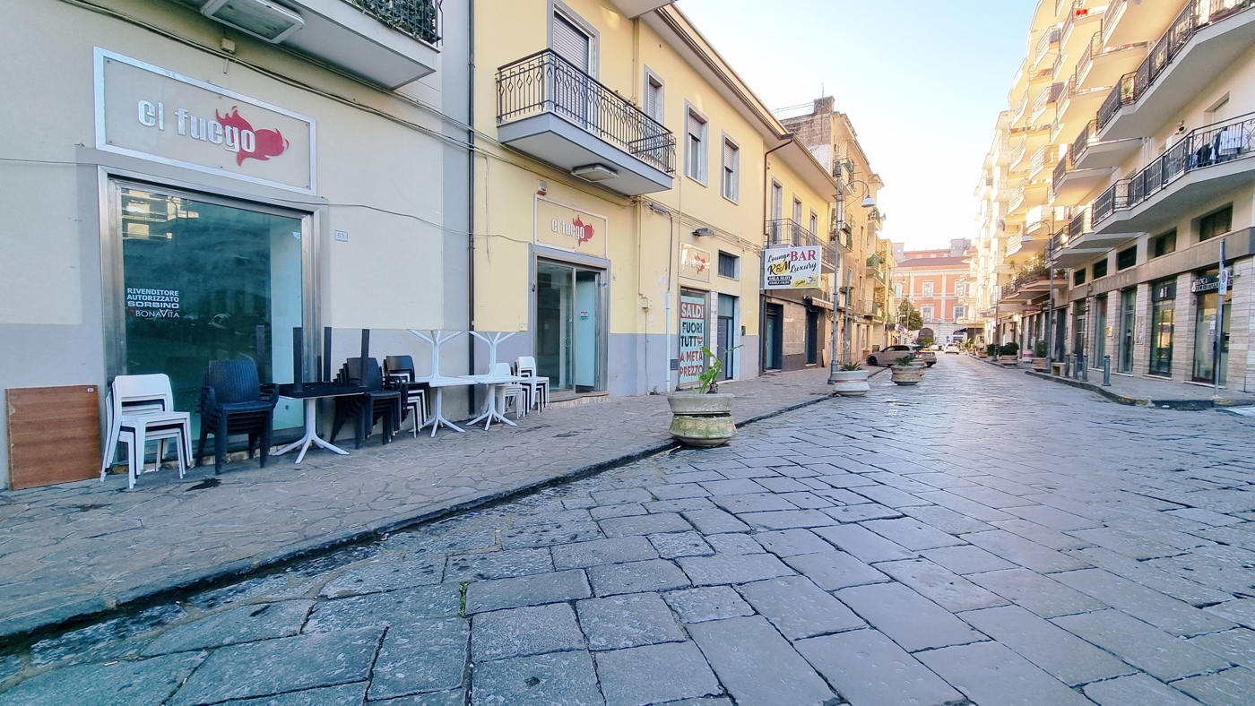 Negozio in affitto a Maddaloni
