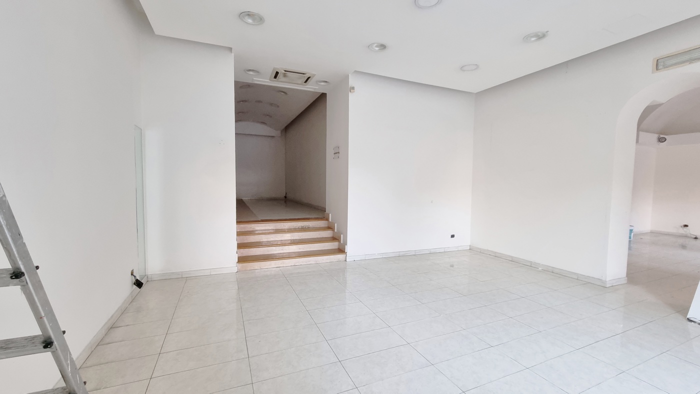 Negozio in affitto a Maddaloni