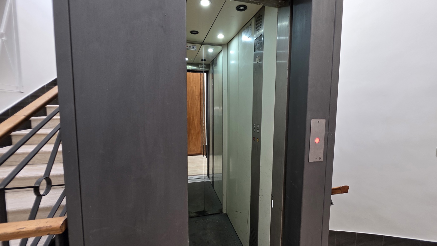 Ufficio con box doppio a Caserta