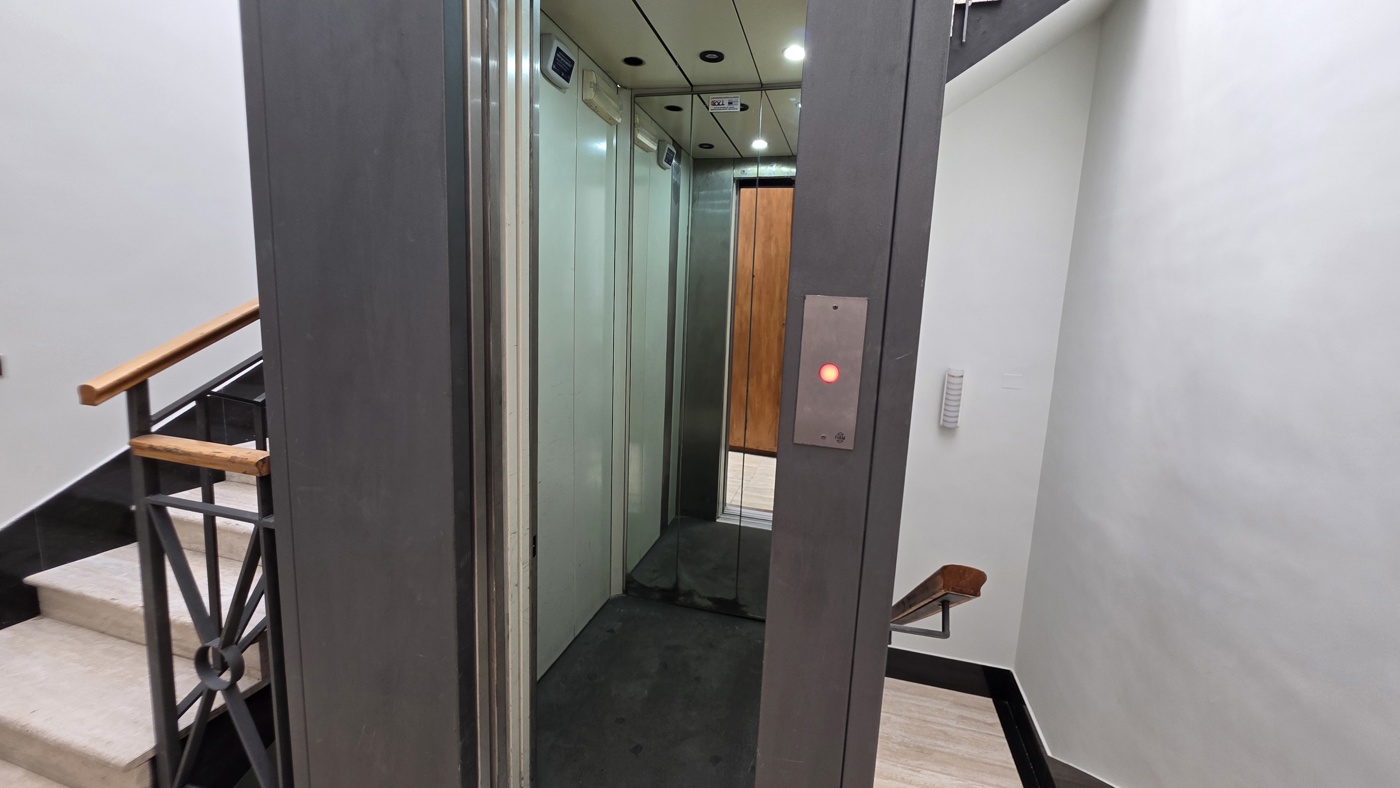 Ufficio con box doppio a Caserta