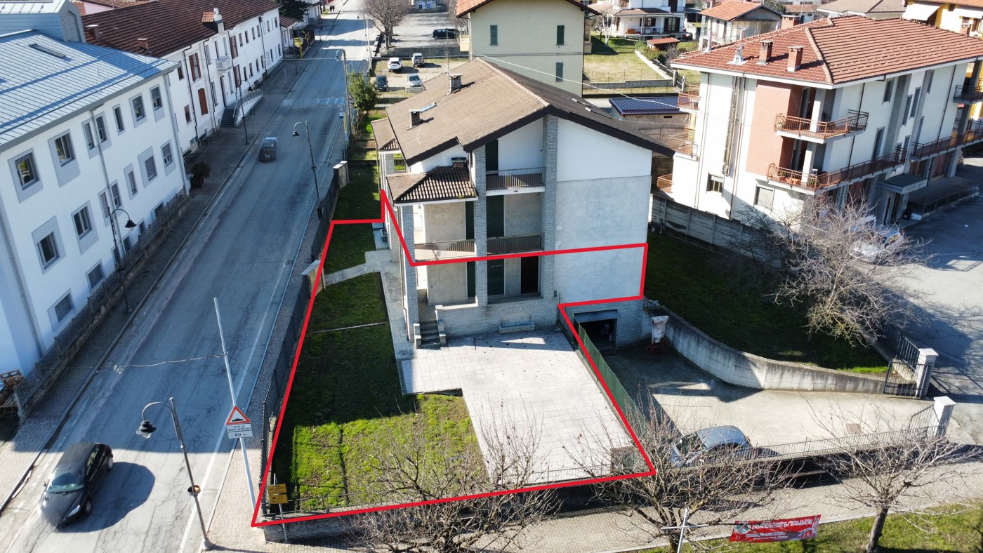 Stabile/Palazzo con box a Sanfront