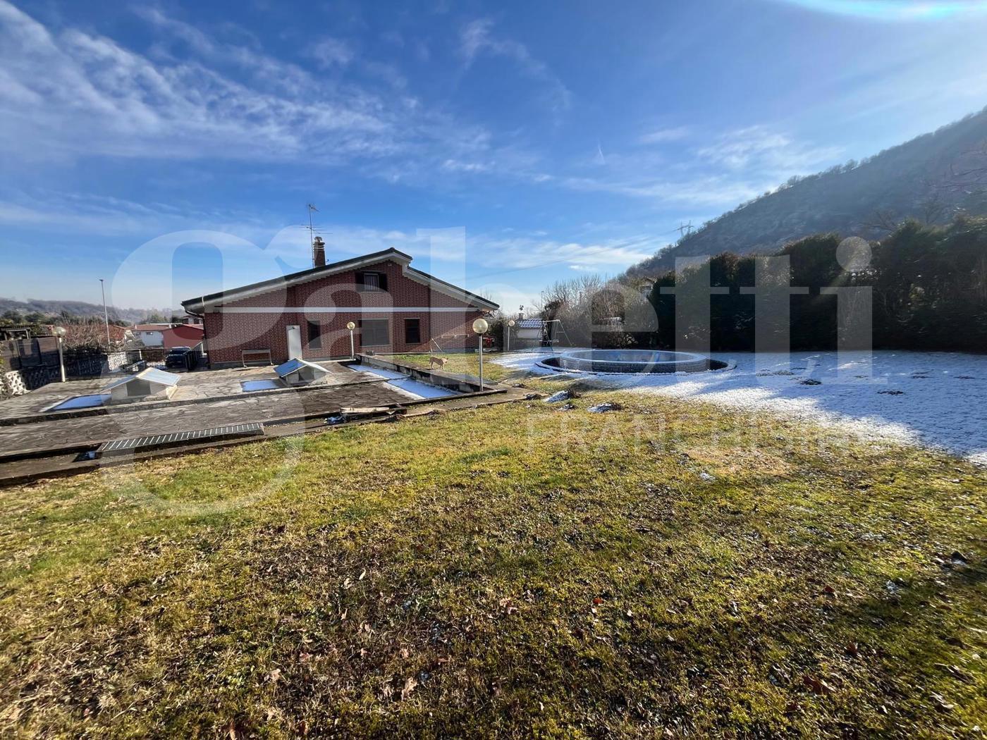 Villa con giardino a Trana