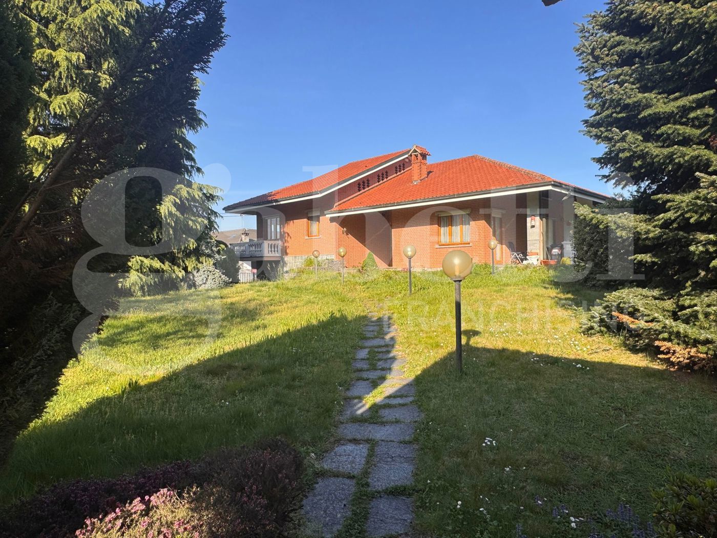 Villa con giardino a Sangano