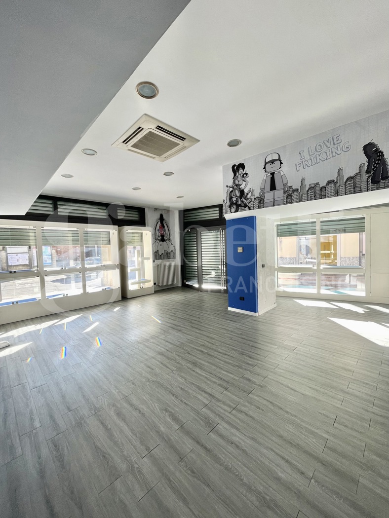 Negozio in affitto a Senago