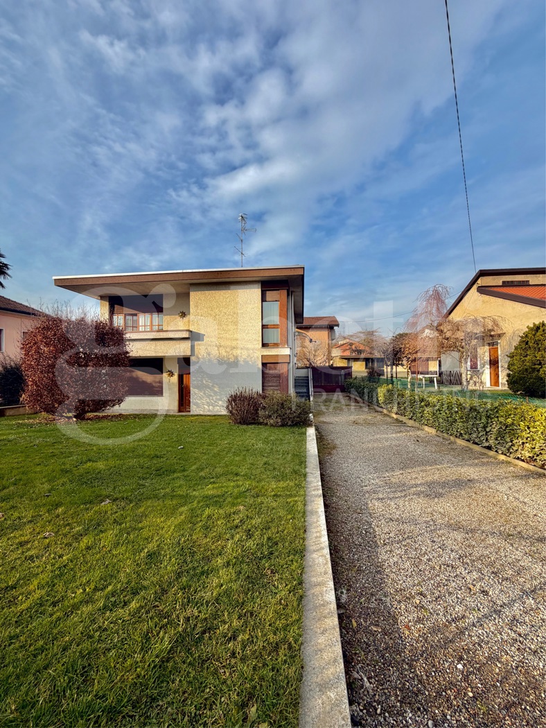 Villa con giardino a Lentate sul Seveso