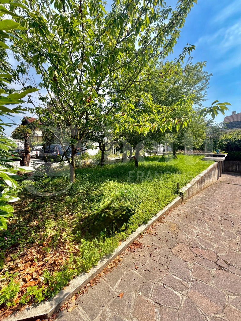 Villa con giardino a Senago