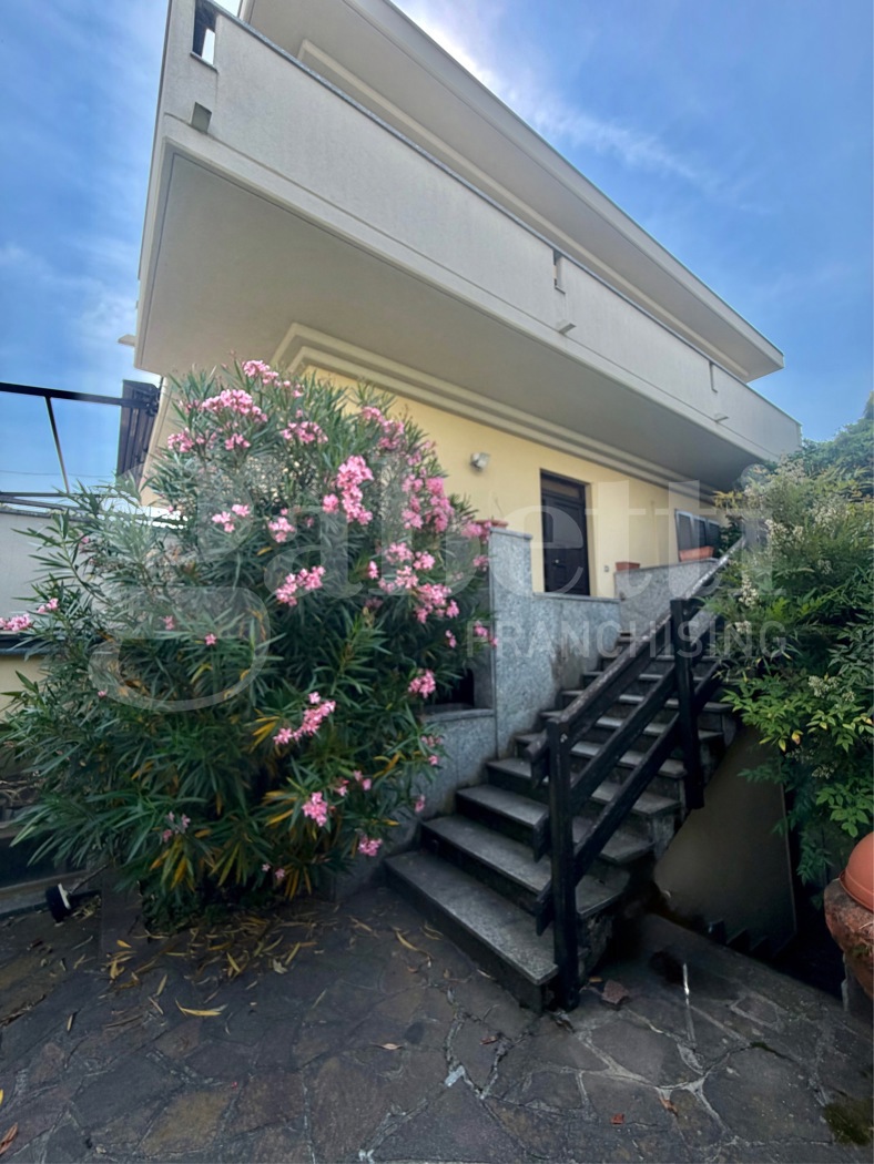 Villa con giardino a Senago