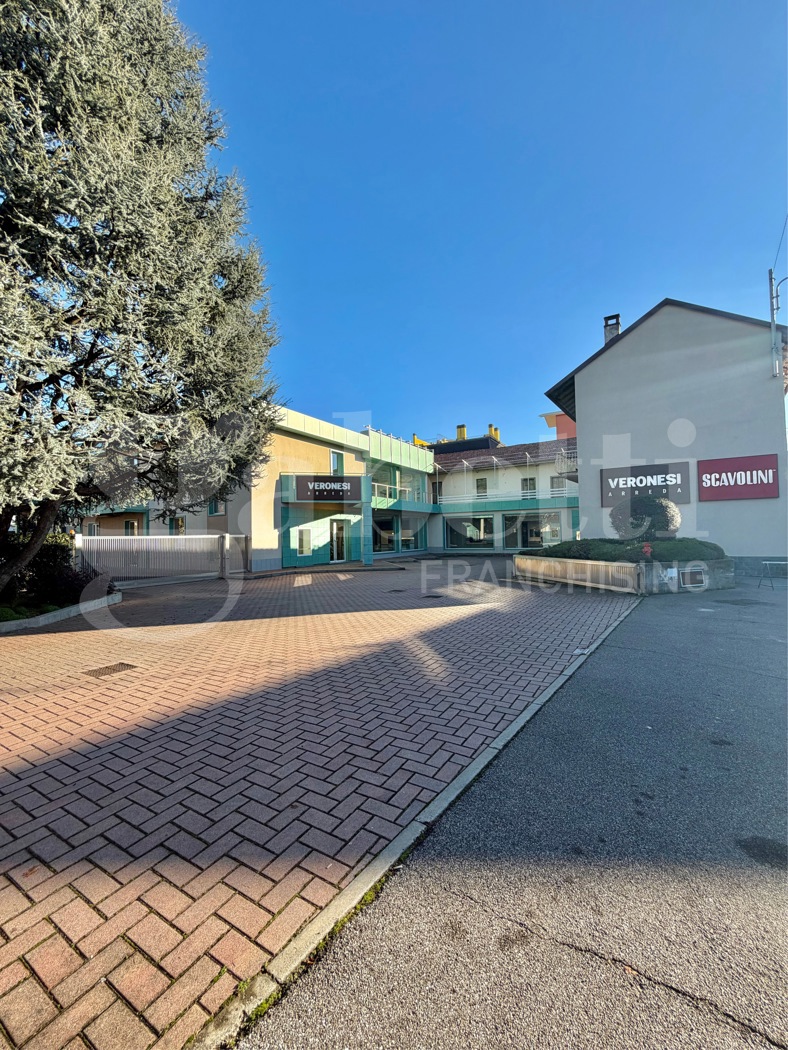Ufficio con box doppio a Bovisio Masciago