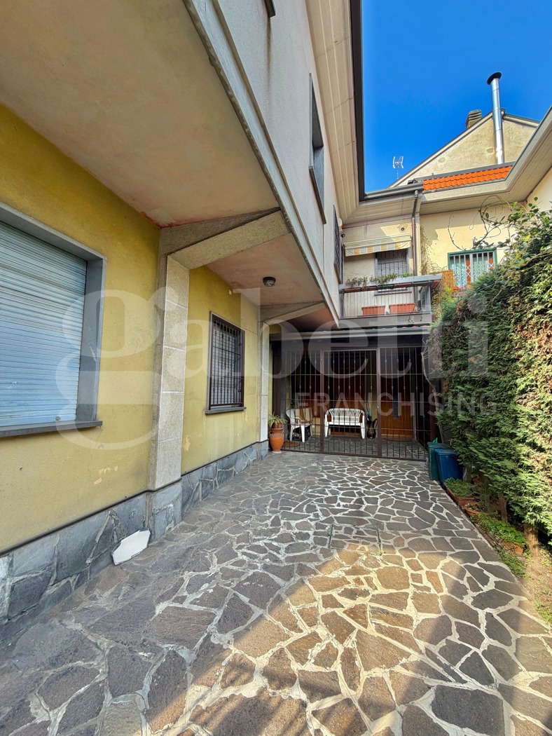 Villa Bifamiliare con giardino a Senago
