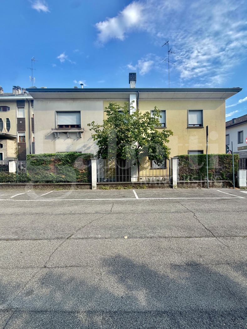 Villa Bifamiliare con giardino a Senago