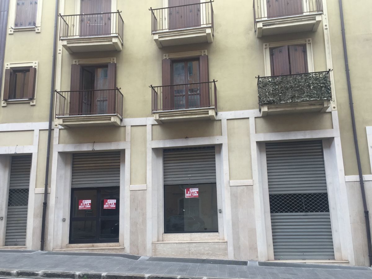 Negozio in affitto a Avellino