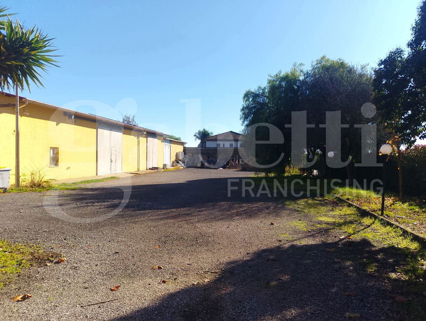 Capannone con box doppio a Latina