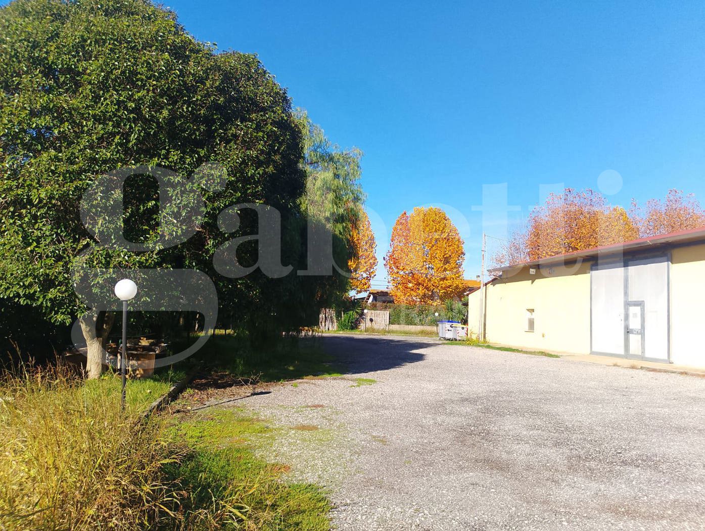 Capannone con box doppio a Latina