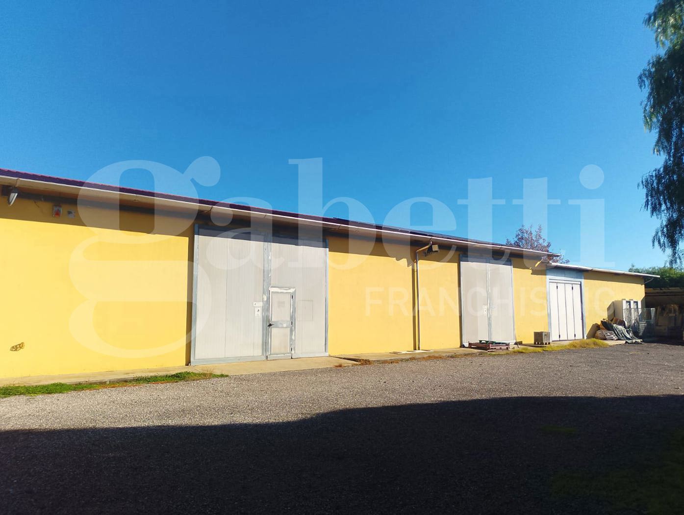 Capannone con box doppio a Latina