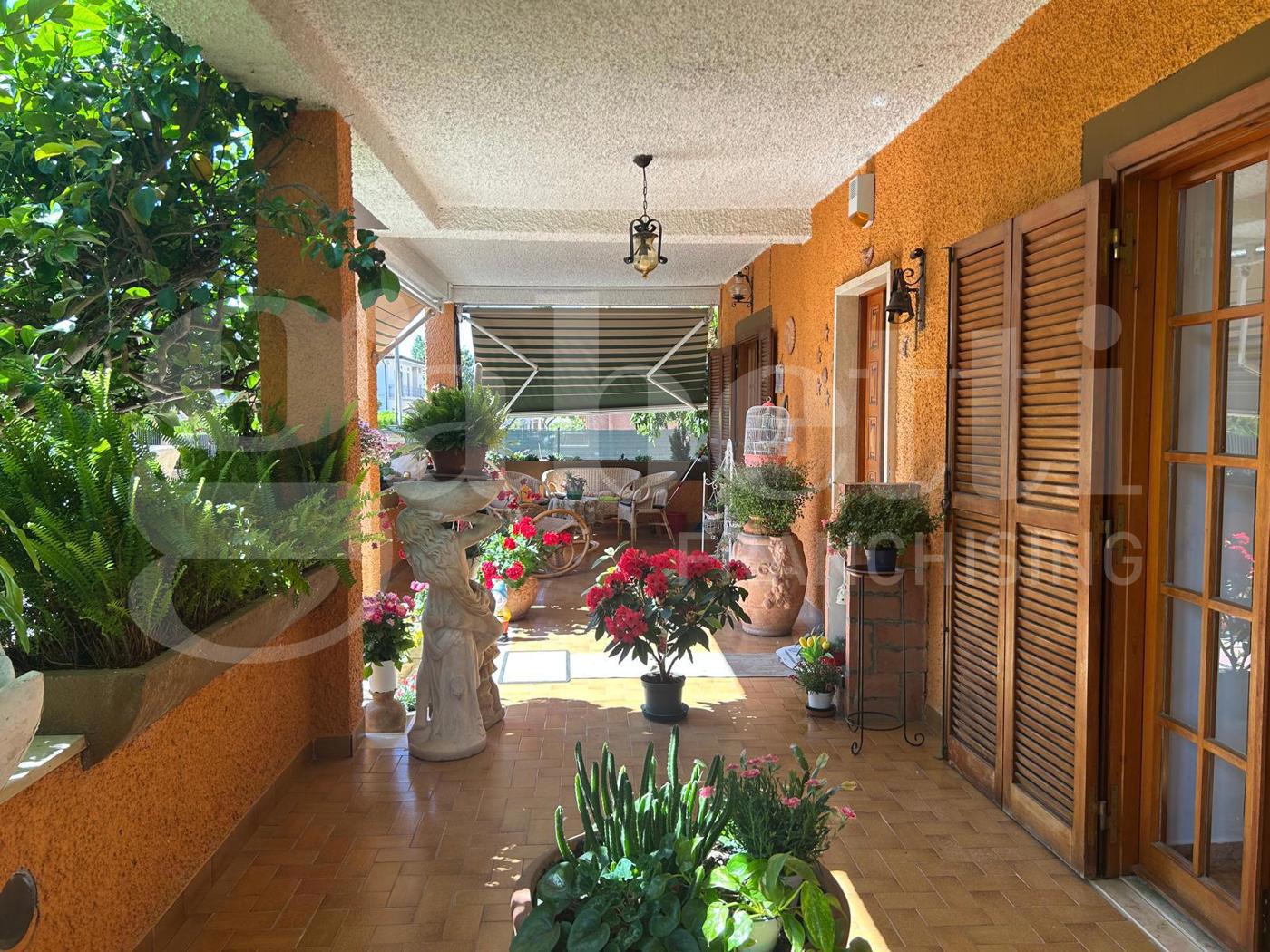 Villa con giardino a Latina
