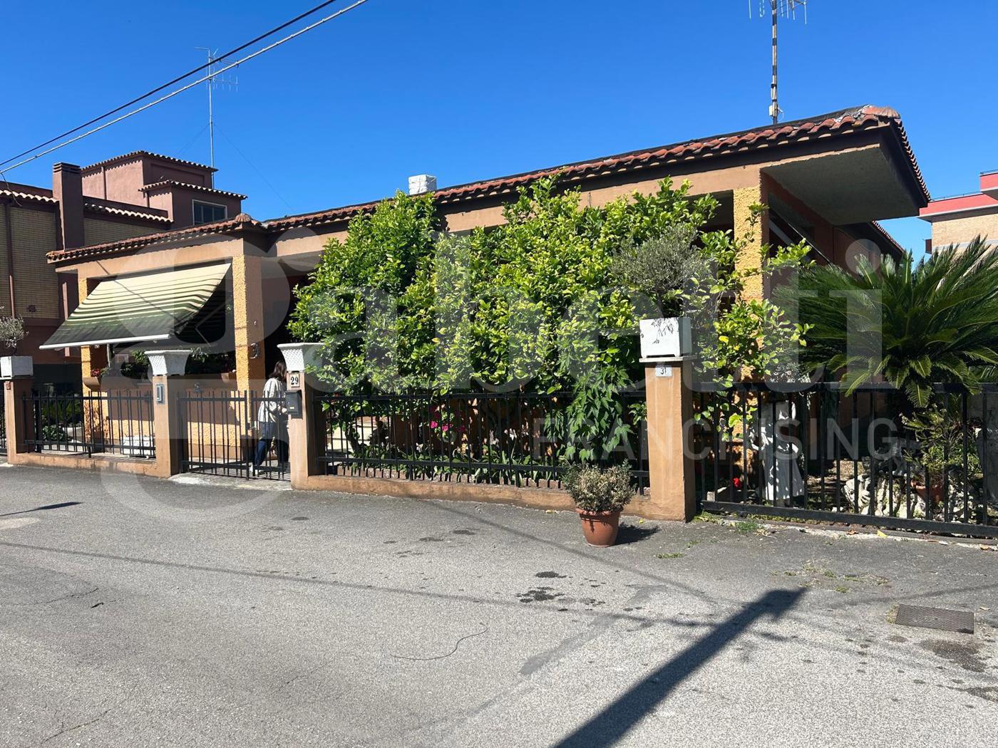 Villa con giardino a Latina