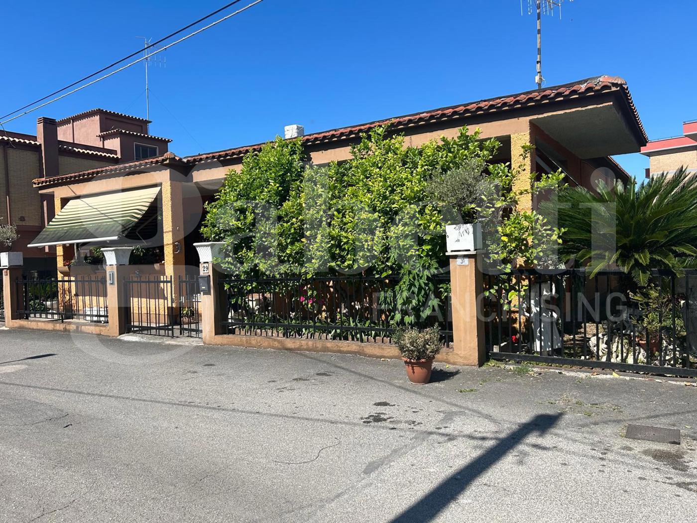 Villa con giardino a Latina