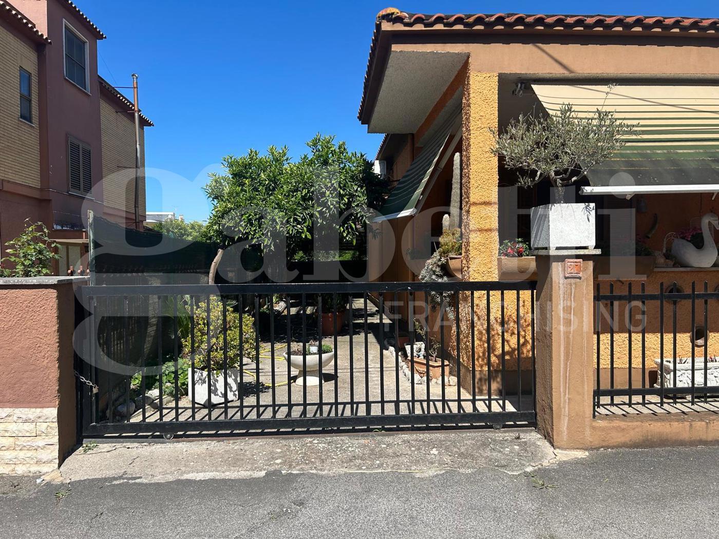 Villa con giardino a Latina