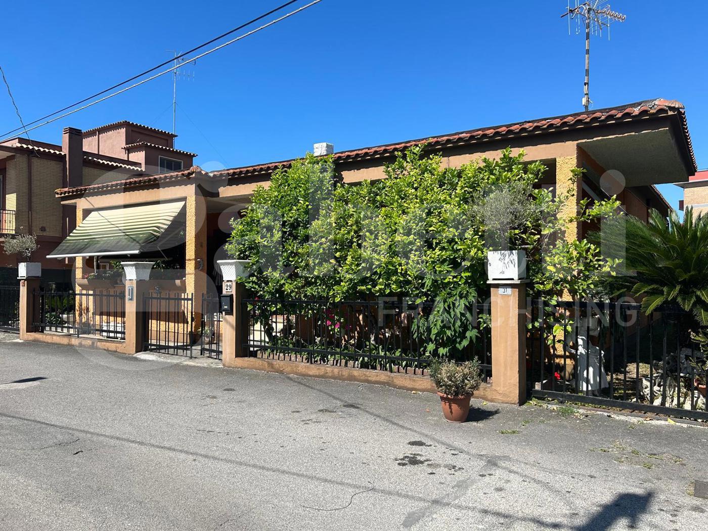 Villa con giardino a Latina