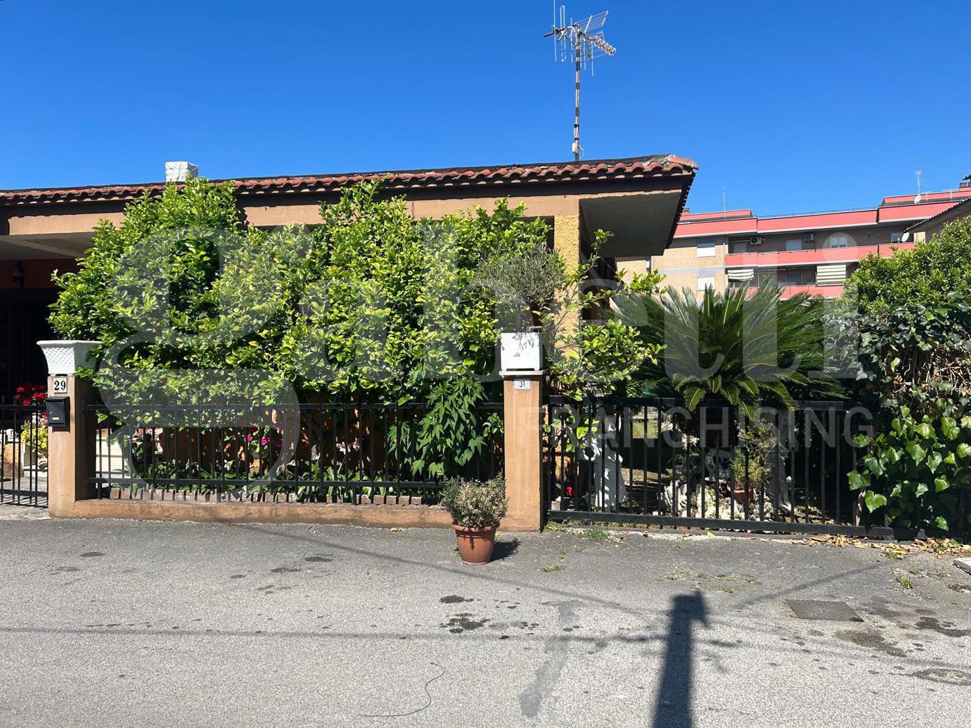 Villa con giardino a Latina