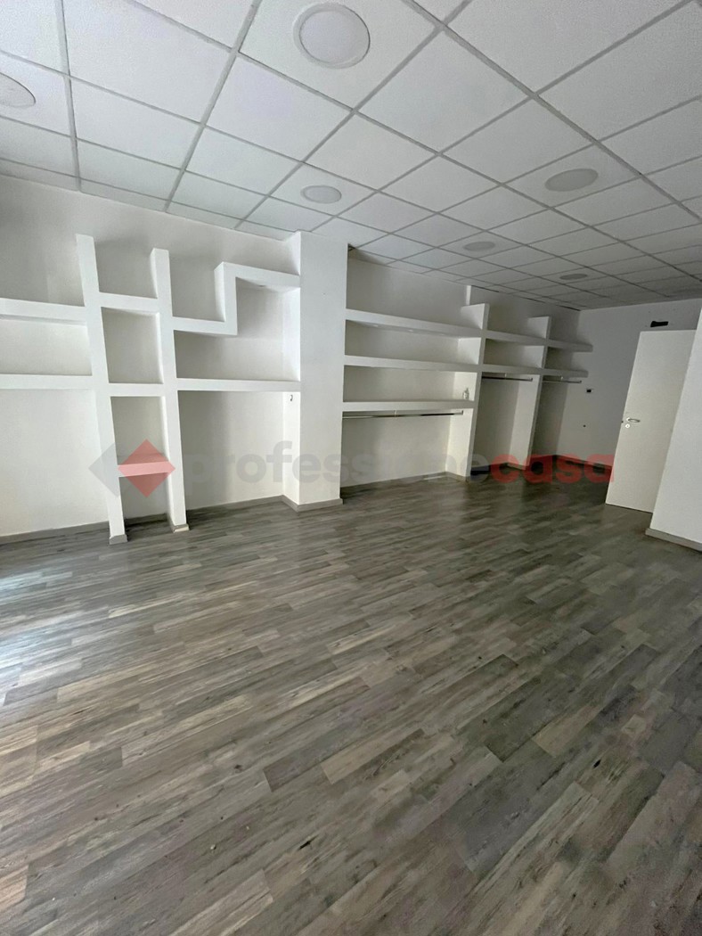 Negozio in affitto a Bari