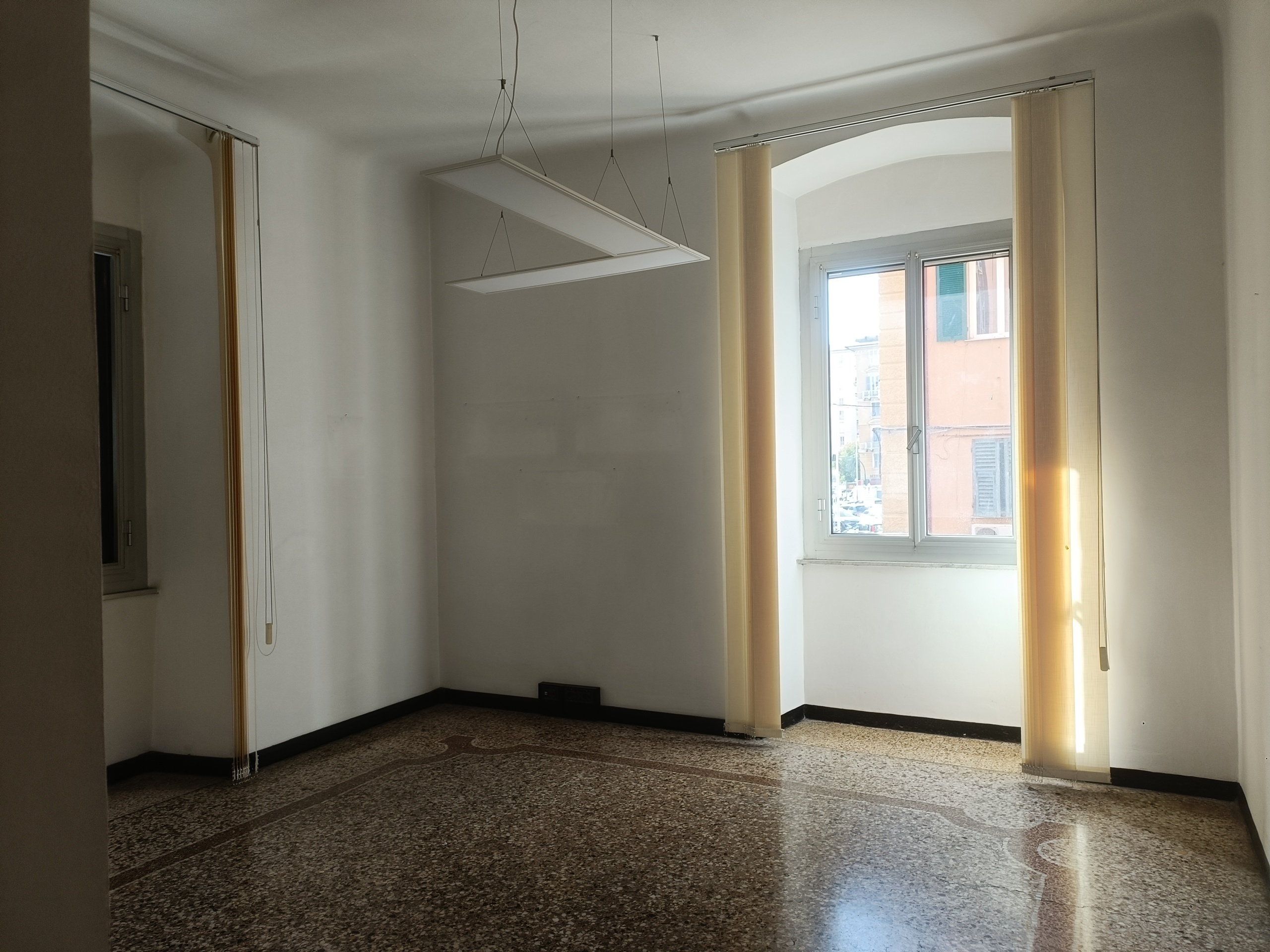 Ufficio in affitto in via caffa 6, Genova