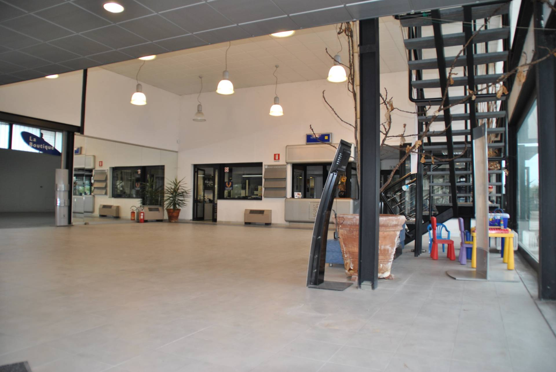 Locale commerciale in vendita a San Giuliano Terme, Madonna dell'Acqua