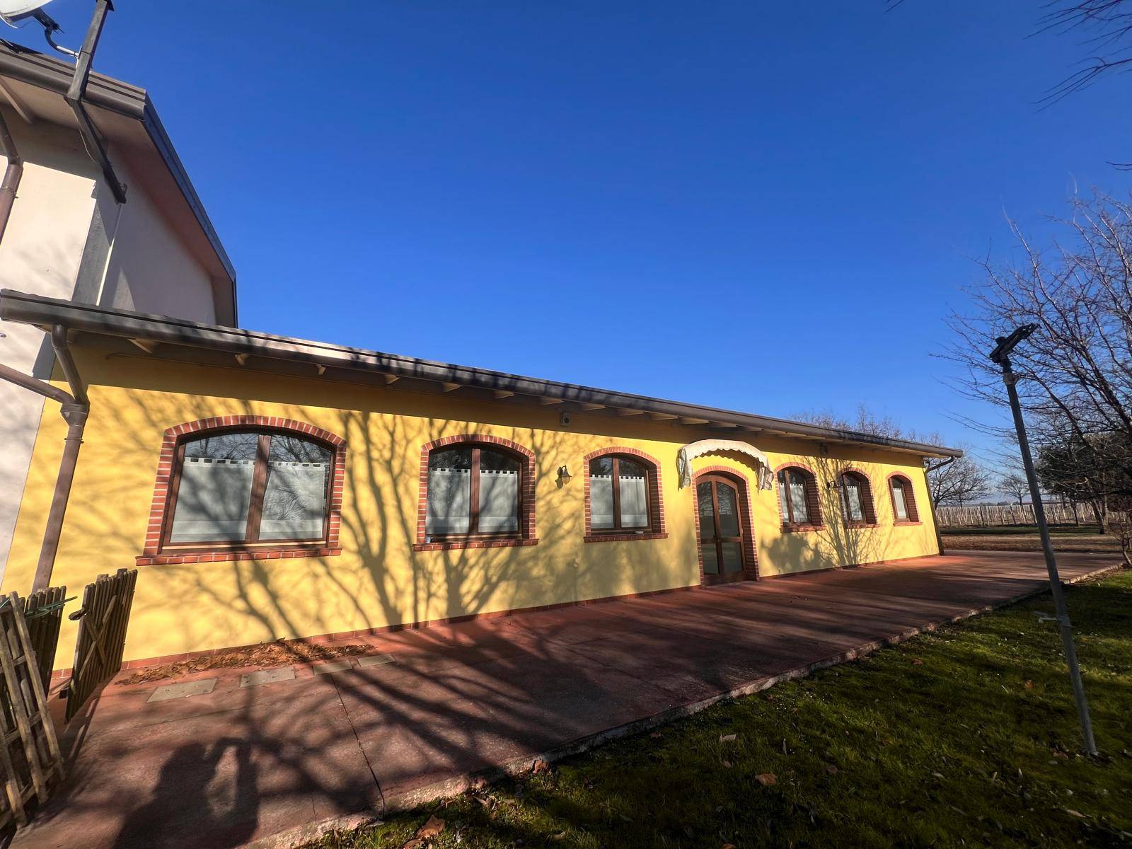 Locale commerciale in vendita a Roveredo in Piano